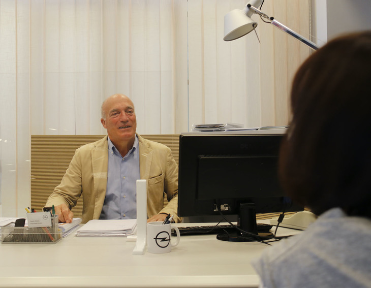 ファウスト氏はオペル販売歴20年（撮影のためマスクを外しています）。