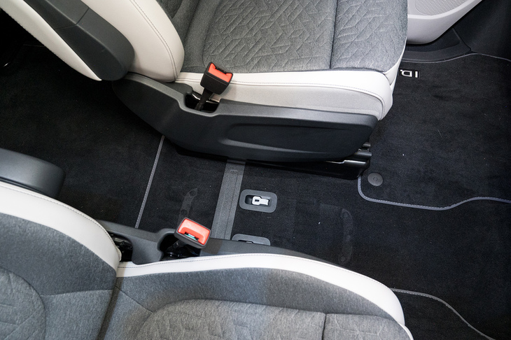 「ID. Buzzボックス」は取り外せるようになっており、後席とのウオークスルーが可能になるばかりか、車外に持ち出しての活用もできる。外すのは簡単だが、取り付けるのにはちょっとコツがいる。