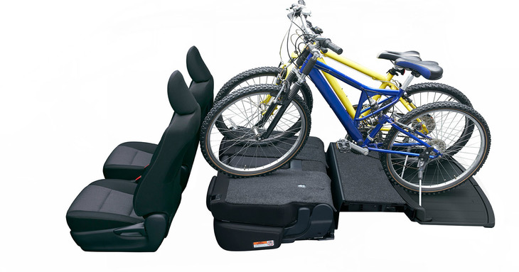 5人乗り仕様では、後部座席を倒すと26インチのマウンテンバイクが2台積載できる。