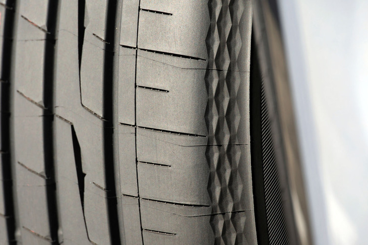 内側のショルダーに施されたダイヤモンドパターンの模様は「3Dノイズカットデザイン」と呼ばれるもの。トレッドで発生した振動を、サイド部に伝えにくくする効果がある。