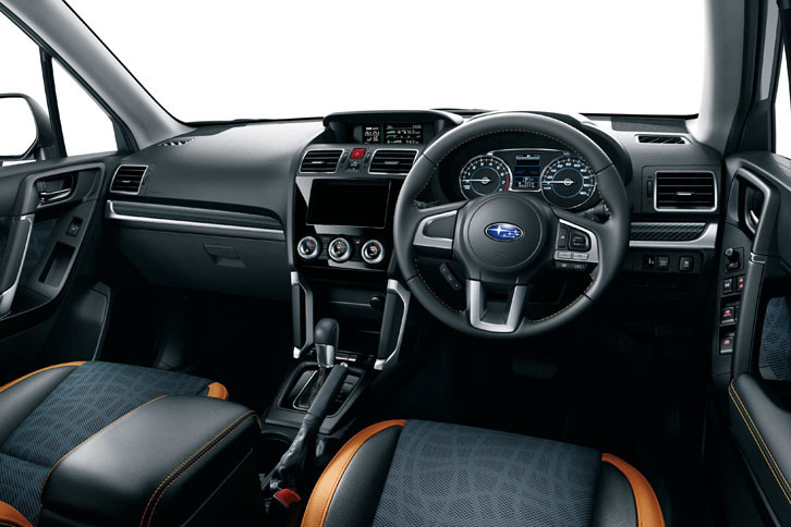 「フォレスターX-BREAKカラーアクセント仕様」のインテリア。随所にオレンジステッチのアクセントが施される。