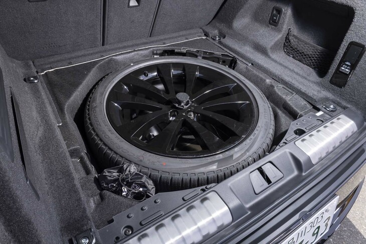 荷室の床下に収められた23インチフルサイズのスペアタイヤ。つり上げるためのロープが用意されており、それを天井に引っかけてつるべのようにして引っ張り上げる。