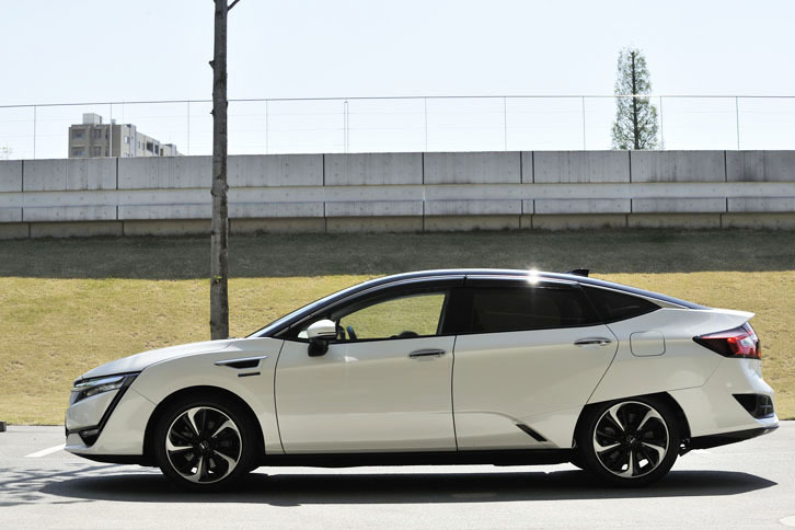 エクステリアデザインのコンセプトは「ボールド＆エアロ」。低く、幅広いボディーが演出する堂々とした車格感と、先進的で美しいストリームラインデザインを同時に追求したそうだ。