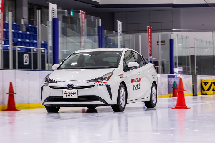 スケートリンクでブレーキングテストを行った様子。直線部分で15km/h程度まで加速し、ブレーキング。制動初期における減速度の立ち上がり方や、制動中の減速感を確認した。