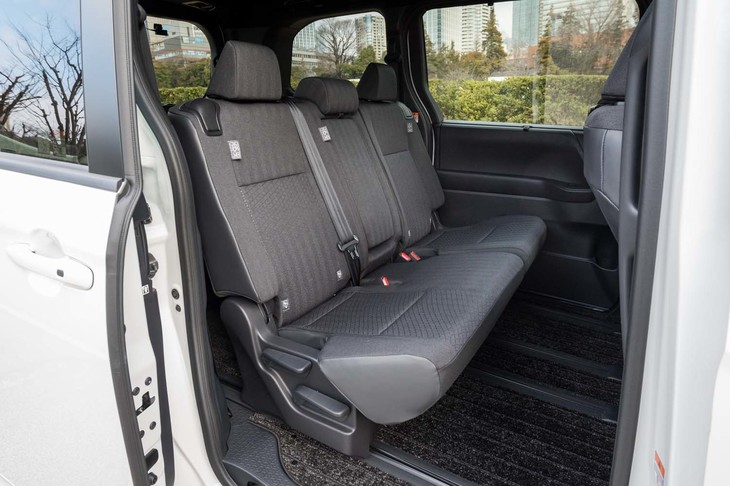 2列目シートは3人乗りのベンチシート（写真）と左右独立のキャプテンシートが用意される。ベンチシートは60：40分割でチップアップが可能。