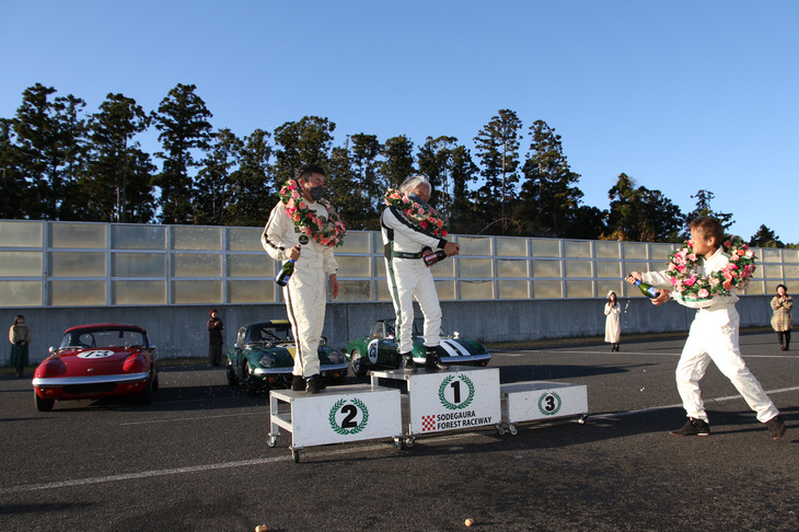 3台の「エラン」が表彰台を独占した「エバーグリーン・カップ」。シャンパンファイトはノンアルコールでも大いに盛り上がった。