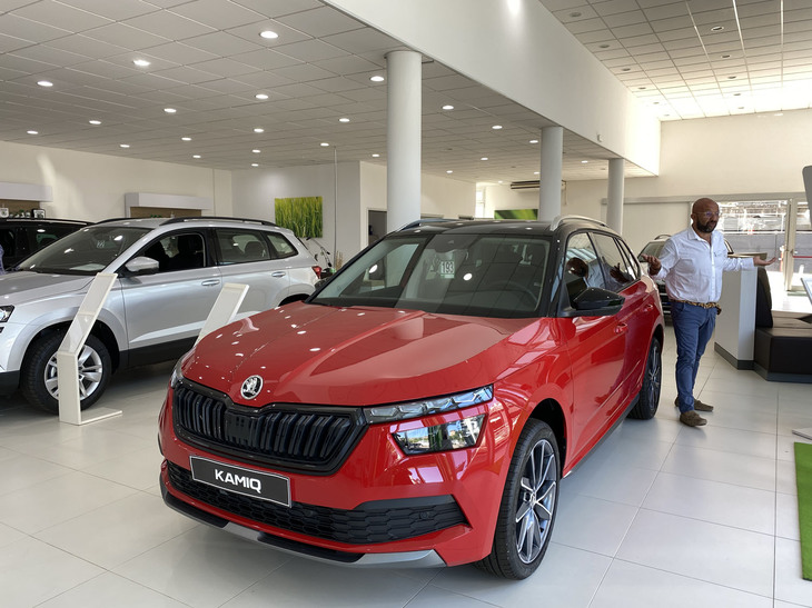 シエナのシュコダ販売店であるエウロモトーリにて。「カミック」は、「フォルクスワーゲンT-Cross（Tクロス）」と同じ「MQB-A0」プラットフォームを使用している。