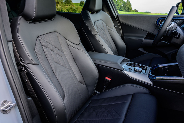 BMWの最新モデルらしくシート表皮はリサイクル素材がスタンダード（もちろん豪華なレザー等も選べる）。ひし形を組み合わせたステッチが新しい。