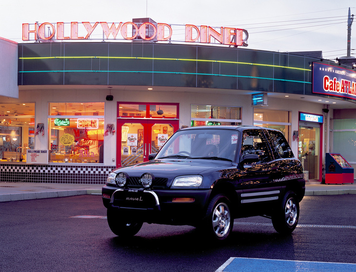 初代「トヨタRAV4」がデビューしたのは1994年のこと。乗用車用のモノコックシャシーを使った、現代のクロスオーバーSUVのはしりと呼べるモデルだ。