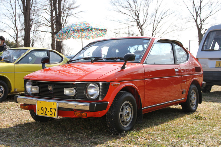 初代「スズキ・セルボ」。360ccから550ccへの軽規格の改定に伴い、「フロンテクーペ」のボディーを拡大して1977年にデビュー。オプションの純正アルミホイールを履いている。