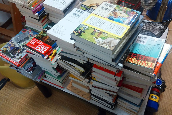 亀岡拓次で思い出したんですけど、最近、断捨離気分で本をごっそり売ったんですわ。6140円で売れて、「こりゃ肉でも食うか」と思ったら、全部その日の燃料代に消えたっていう……。そんなあるある話でした。