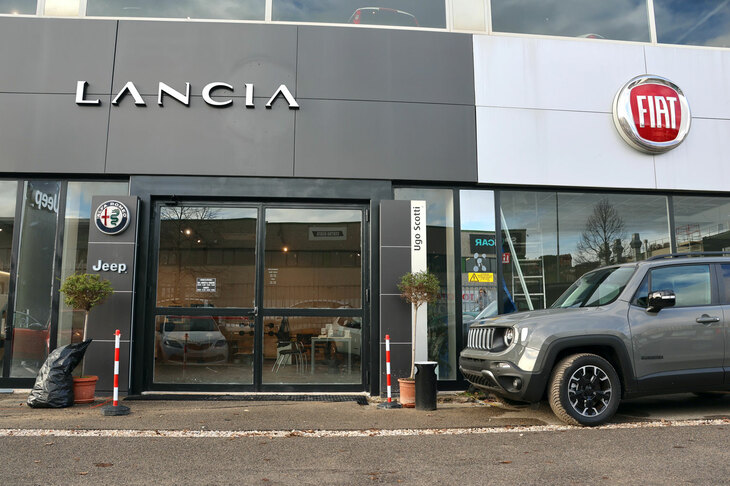 ファサードも鋭意改装中。