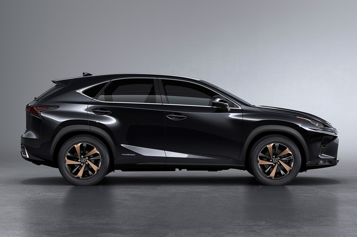 「レクサスNX」のサイドビュー。ルーフラインの最も高い場所がリア寄りに位置しており、かなり“前のめり”なスタイリングとなっているのが分かる。