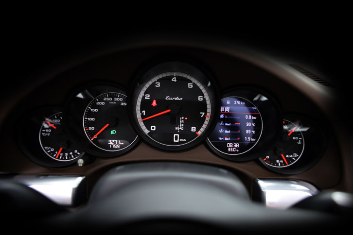 エンジン回転計を中央に据える5連メーター。速度計の表示は、350km/hまで刻まれている。