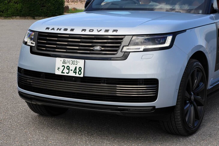 エクステリアは、JLRチーフ・クリエイティブ・オフィサーのジェリー・マクガバン氏が追求したミニマリスムを体現したもの。凹凸や装飾を極力排したサーフェイスと緻密なラインが、独自の緊張感を漂わせる。