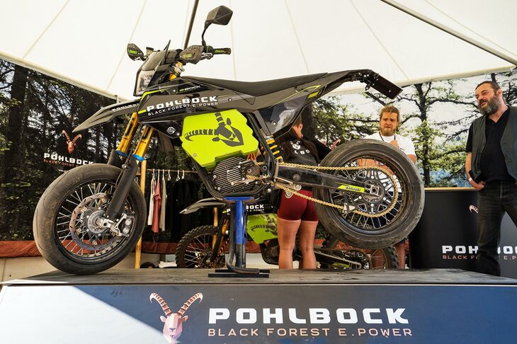 POHLBOCK（ポールボック）は、スイスの国境に近い南ドイツの街ブラックフォレストが拠点。かの地でもモトクロス場やトレイル（林道のような場所）でのバイクの騒音が問題となっており、それを解決するために電動オフロードバイクの開発をスタートさせたという。450ccモトクロスバイクのジオメトリーを参考にしたオリジナルフレームに、350ccエンジンと同等のパフォーマンスを発揮するモーターを搭載。チェコのメーカーと共同開発したセンサーユニットやコントロールユニットをセットしている。また自社開発の電動リアブレーキシステムを採用しており、オフロードバイクらしくリアタイヤのスライドや駆動の積極的なコントロールを実現しつつ、同時に回生ブレーキ機能も備えているという。写真のモデルは、競技専用車のモトクロスバイクをベースとしたモタードモデルで、公道仕様車のプロトタイプである。