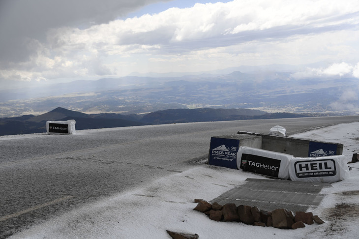 好天の下、二輪部門のアタックで幕を開けた2018年のPPIHCだが、四輪部門が始まるころになると曇天に変わり、終盤には雪と霰（あられ）が舞い始めた。アッパーエリアが積雪したことから、最後の15台はコースを短縮してのタイムアタックが実施されることとなった。