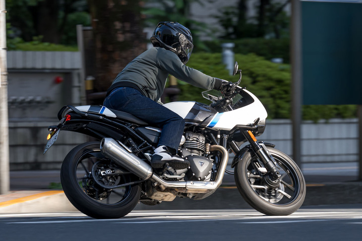 “中免”で乗れる400ccクラスのモデルながら、本格的なカフェレーサーに仕上がっていた「スラクストン400」。峠道もいいが、ここは伝統にならい、まずライダーズカフェでバイクを眺めつつ、コーヒーで一服したい。