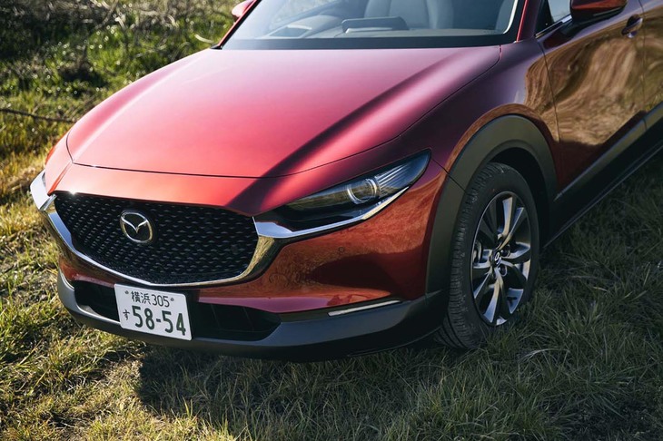 フロントまわりは、「マツダ3」ほか、同ブランドの他モデルと似たデザイン。ランプからグリルにかけてのメッキ加飾は特徴的。