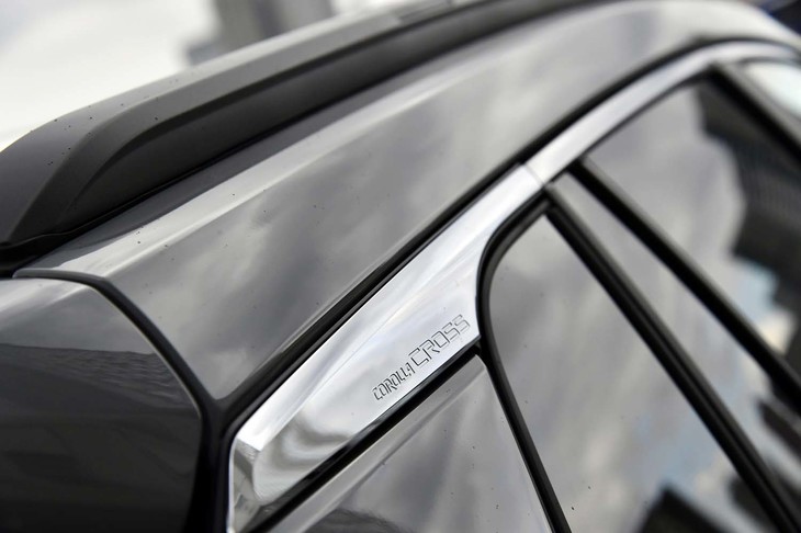 上級グレードのドアウィンドウフレームモールディングはクロームメッキでドレスアップされる。エントリーグレード「G」はブラック仕上げとなる。