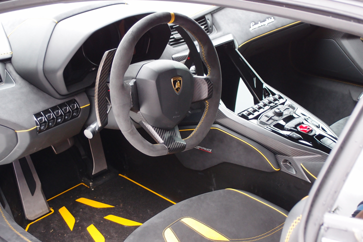 「チェンテナリオ」のインテリア。センターコンソールやシフトパドルは、カーボン材がむき出しになっている。