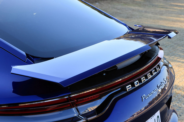 高速走行時のダウンフォースを増大させるアクティブスポイラー。車速に応じて自動で展開するほか、ドライバーが任意で稼働させることもできる。