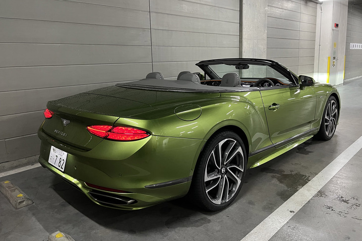 4代目にあたる最新の「コンチネンタルGTC」。第3世代モデルのコンポーネントの68％を刷新し開発したという進化型で、内外装にも大幅に手が入っている。