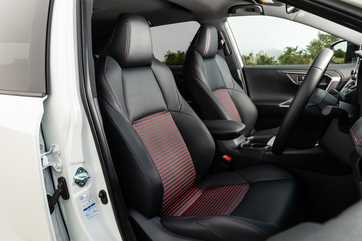 「G」グレードに装備される、温熱機能付きのレザテック（合成皮革）シート。上級グレードの前席にはベンチレーション機能やポジションメモリー機能（運転席）なども装備される。