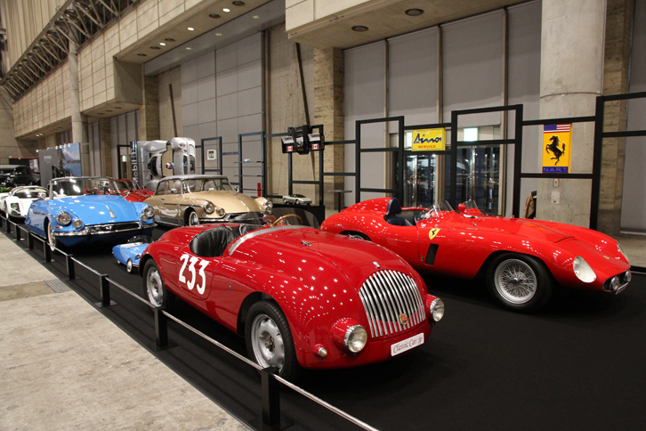 前列左は「フィアット・シアタスポーツMM」、前列右は「フェラーリ750モンザ」、その後ろは2台のアンリ・シャプロン（フランスのカロシェ＝カロッツェリア）が製作した「シトロエンDS」のスペシャルといった具合に、超希少車ばかりそろえたClassic Car.jp。