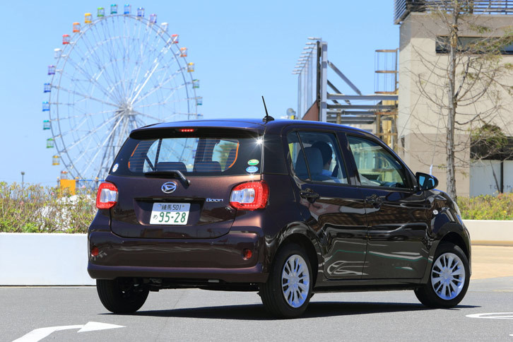 外装色のバリエーションは、ツートンカラーも含め全19種類。テスト車には有償色の「プラムブラウンクリスタルマイカ」が採用されていた。