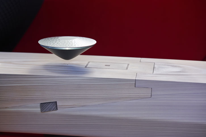 前後を貫く弓なり形状のセンターコンソールは川に架かる橋を思わせる。