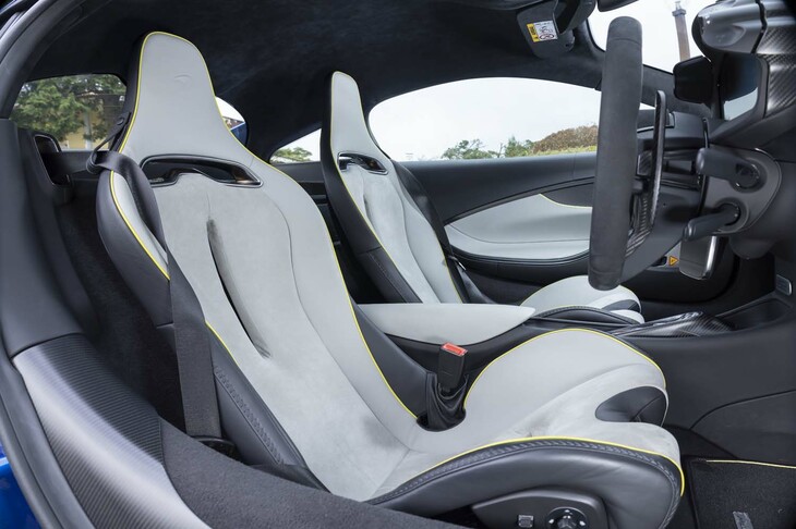 今回の試乗車のシート表皮はアルカンターラとスムースレザーの組み合わせ。イエローのステッチがさりげない。