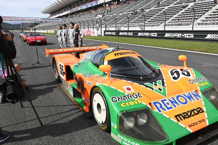 オープニングイベントでは、寺田陽次郎氏のドライブする「787B」を先頭に、毛籠社長兼CEOをはじめとするマツダの役員が歴代の「ロードスター」を運転して登場した。