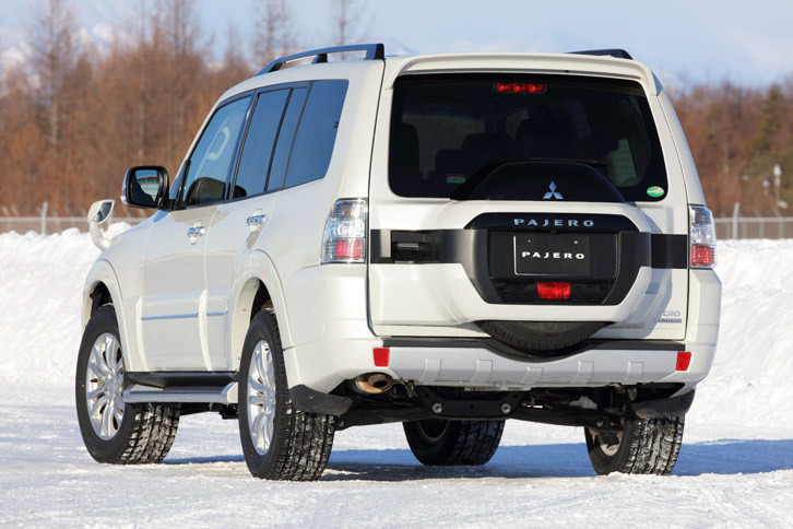 駆動システムには、駆動方式を自動で制御するフルタイム式と、ドライバーが任意で選択可能なパートタイム式の両方の特徴を併せ持つ「スーパーセレクト4WD-II」が採用されている。