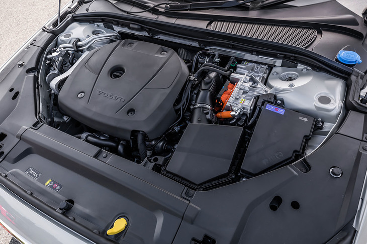 「V90リチャージプラグインハイブリッドT8 AWD」のパワーユニットは、最高出力317PSの2リッター直4ターボエンジンと、同71PSのCISG、同145PSのリアモーターで構成される。