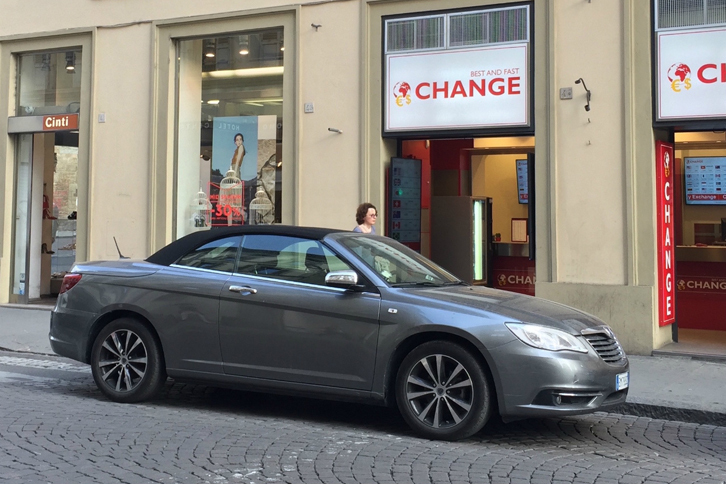 未来のレア車も、今からおさえておく。米国製「クライスラー200」の“バッジ・エンジニアリング”版である「ランチア・フラヴィア」。2012～2013年のたった2年だけ販売されたモデルだ。