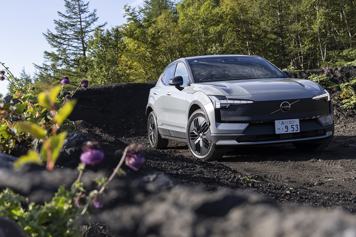 「ボルボEX30クロスカントリー」が国内で発売されたのは2025年8月21日のこと。EX30のマイナーチェンジのタイミングでラインナップに追加された。