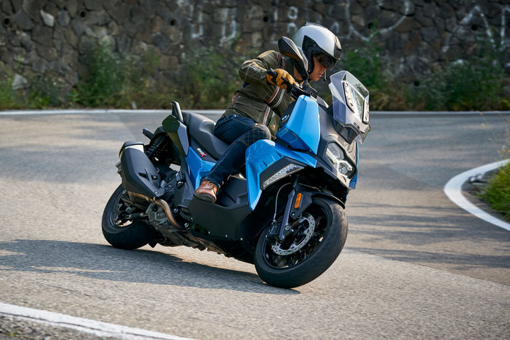 イタリア・ミラノのワインディングロードを行く「C400X」。軽快さと、ミドルクラスのスクーターとは思えない安定感が走りの特徴となっている。