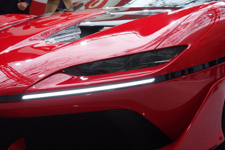 ヘッドランプはLEDを採用。会場では「マツダ・ロードスター」に似ている!?とささやく声も。