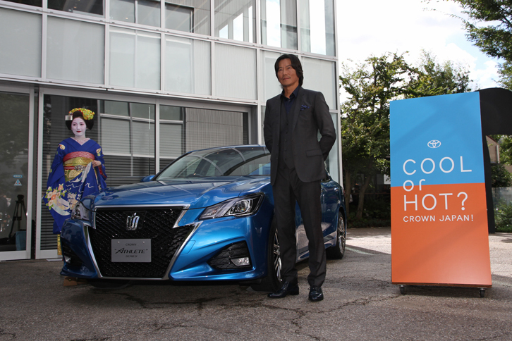 特別仕様車「トヨタ・クラウン アスリート“J-FRONTIER”」と豊川悦司、そして渡辺麻友。以前からクラウンのCMに出演している豊川は「クラウンは伝統と最新のテクノロジーが融合した、本当にいいクルマです。ぜひ販売店で試乗してみてください」とコメントしていた。