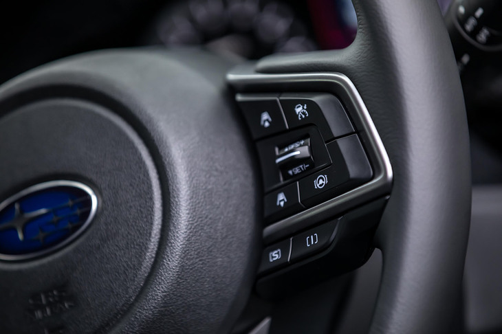 ステアリングホイールに設置された全車速追従機能付クルーズコントロールのスイッチ。マイナーチェンジによって、全車でアイサイトにツーリングアシストが追加されたが、操作方法などは従来型から変更されていない。