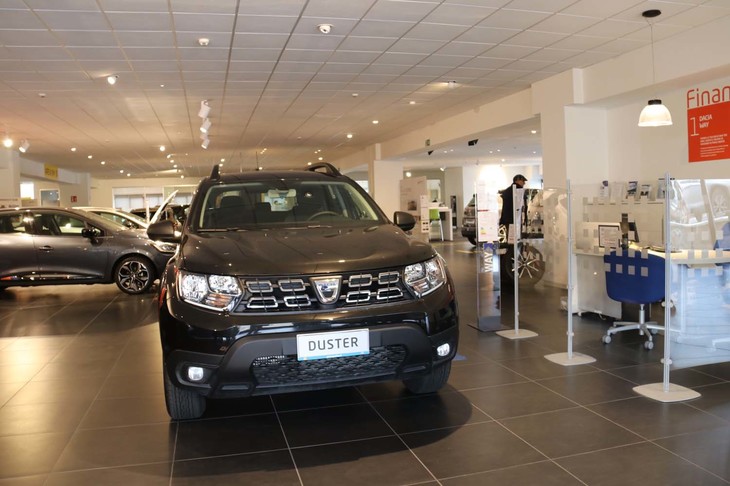 ルノー販売店の一角に設けられたダチアの展示コーナー。