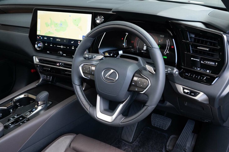 ステアリングホイールは本木目を芯に使ったぜいたくな仕立て。シフトパドルで回生ブレーキの強さを変えられる。