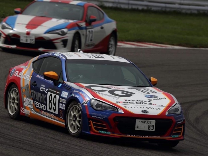 日曜日は決勝レース2！ まずはクラブマンシリーズ エキスパートクラスのレースでした。この決勝レース2では、前方2台の車両のスタートミスから混乱に巻き込まれ14番手まで順位を落としてしまいました。しかし、レース2も安定したペースで走ることができ、10位まで挽回してチェッカー。なんとか2レース目もポイントを獲得することができました！