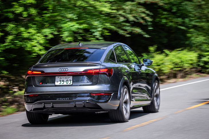 フロントに1基、リアに2基の合計3基の電気モーターを搭載し、最高出力503PS、最大トルク973N・mを発生する「SQ8スポーツバックe-tron」。搭載バッテリーの総電力量は114kWhで、一充電走行距離は482km、0-100km/h加速は4.5秒と発表されている。