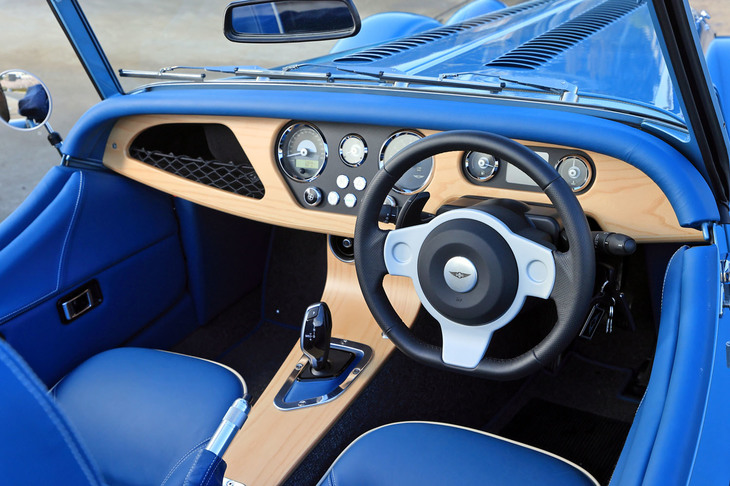 ダッシュボードのトリムやカーペット、シート表皮など、インテリア各部の素材や色、デザインは、豊富に用意されたオプションから選択が可能だ。