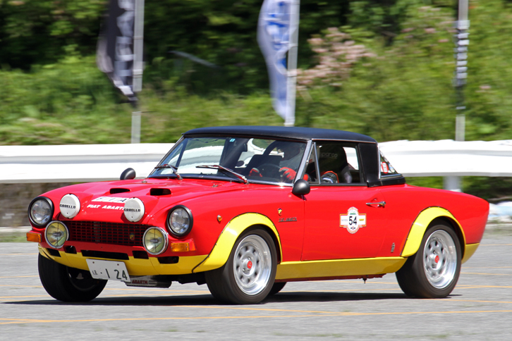 「フィアット・アバルト124ラリー」のワークスラリー仕様のレプリカ。