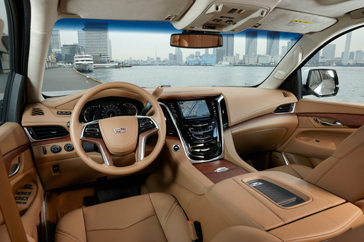 「エスカレード プラチナム」のインテリア。2016年モデルではメーターまわりのデザインを変更。新たに高精細表示クラスターが採用された。