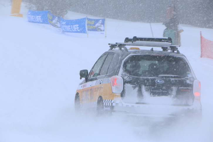 激しい雪の中、激走する「スバル・フォレスター」。