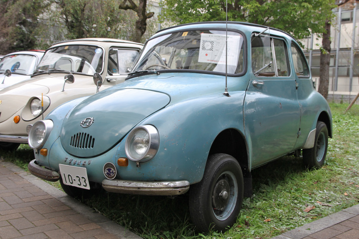 フロントガラス内側に貼られたエントリーシートによれば、1958年式。つまりデビュー年につくられたモデルである。スバル（メーカー）の所蔵車両を除くと58年式を見たのは初めてだったので、興奮してキョロキョロしていると、オーナー氏が話しかけてくれた。説明してくれたところによると、ボディーは何度か重ね塗りされてはいるものの、基本的にはオリジナルカラーであること。本来は黒塗装であるバンパーがメッキされていたり、これも本来は存在しないカウルベンチレーター（フロントガラスの前方にある外気取り入れ口）があったり、運転席側にフェンダーミラーが装着されていたり（当時の法規ではルームミラーだけでよかった）などの変更箇所はあるものの、正真正銘の1958年式とのことだった。